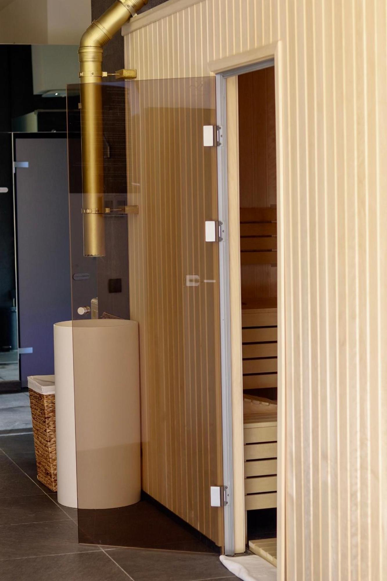 Swissotel Сараево Екстериор снимка A modern Finnish sauna
