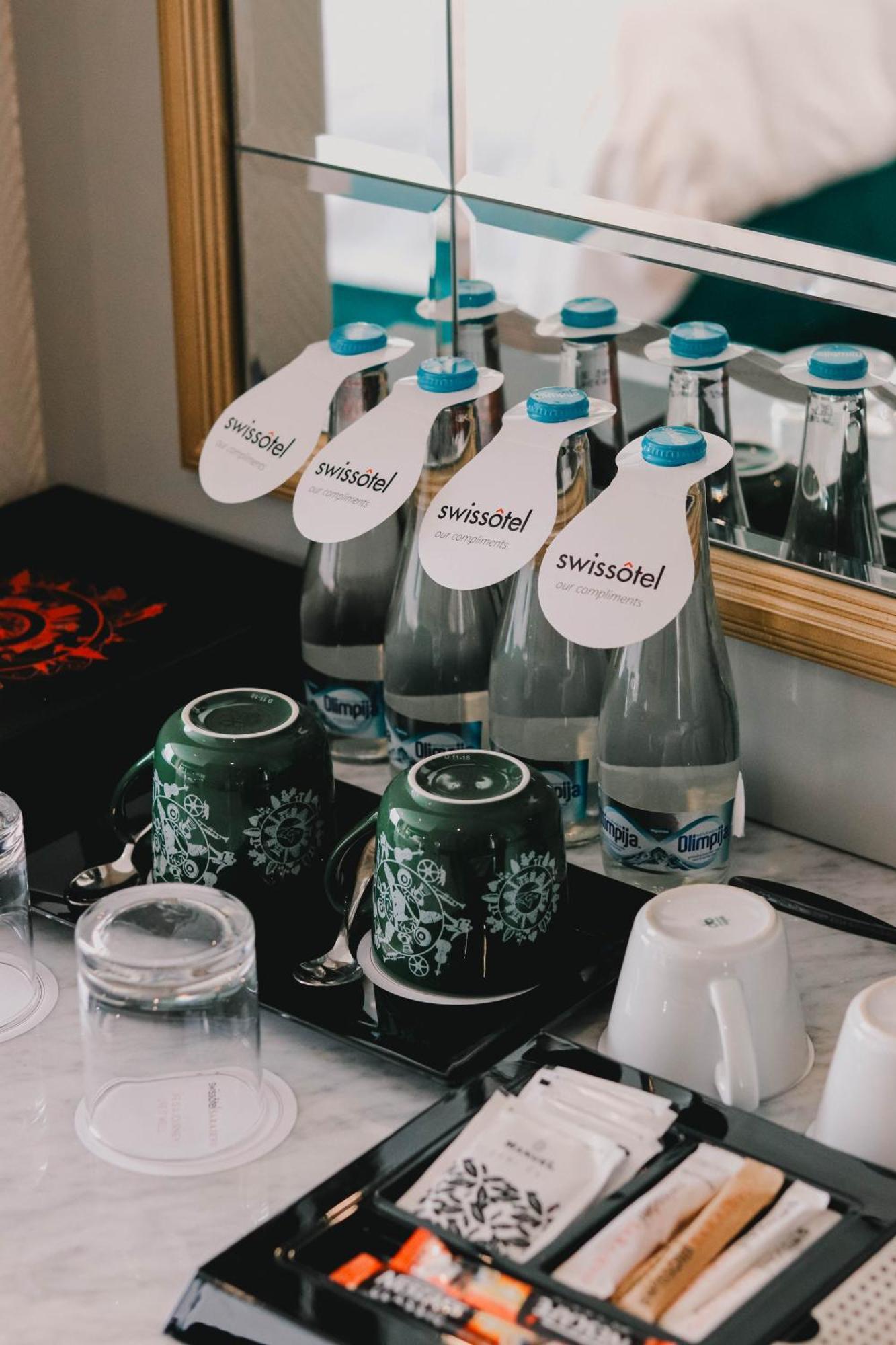 Swissotel Сараево Екстериор снимка Bottles of Swissotel water