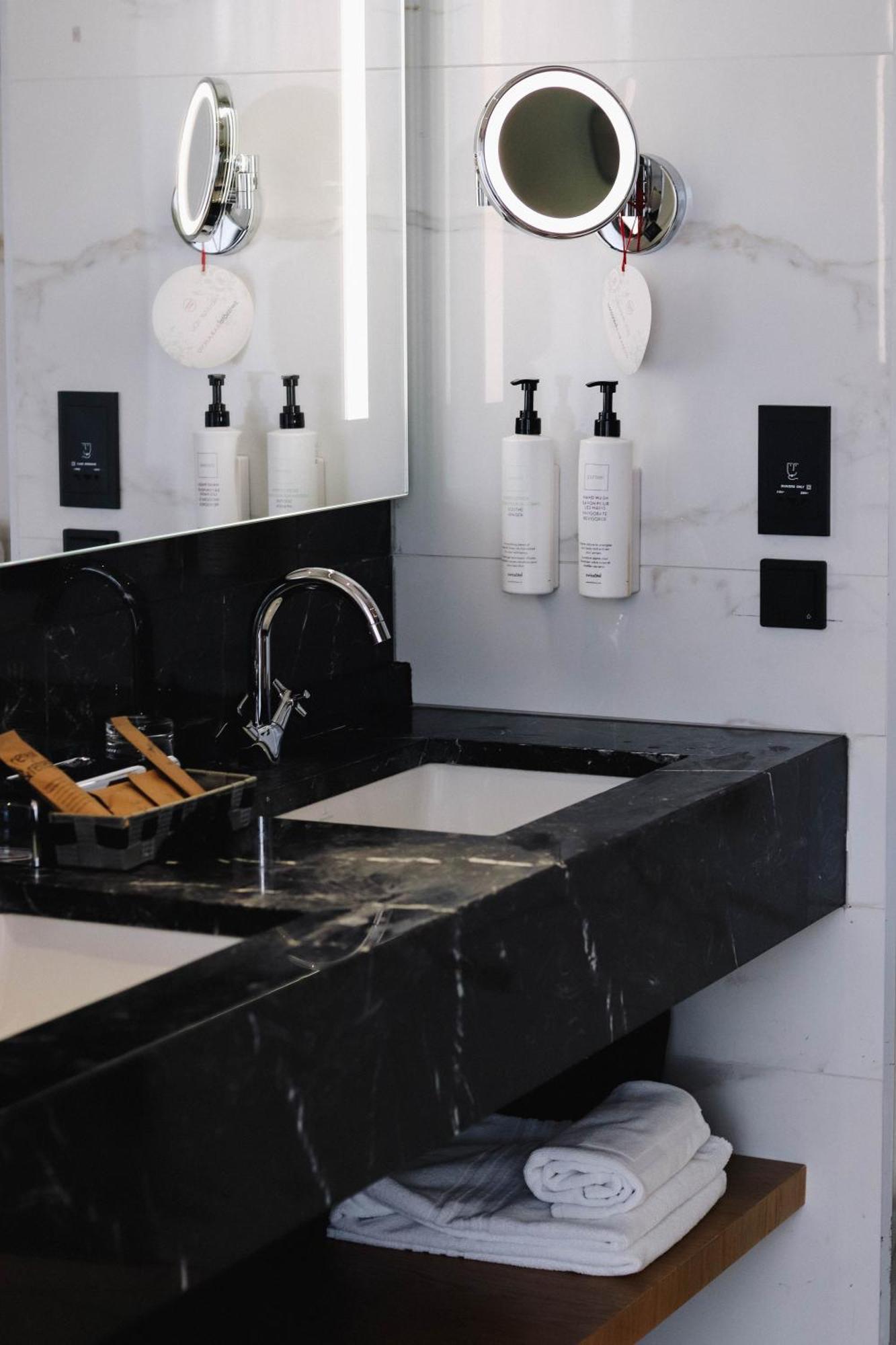 Swissotel Сараево Екстериор снимка A bathroom with a built-in sink