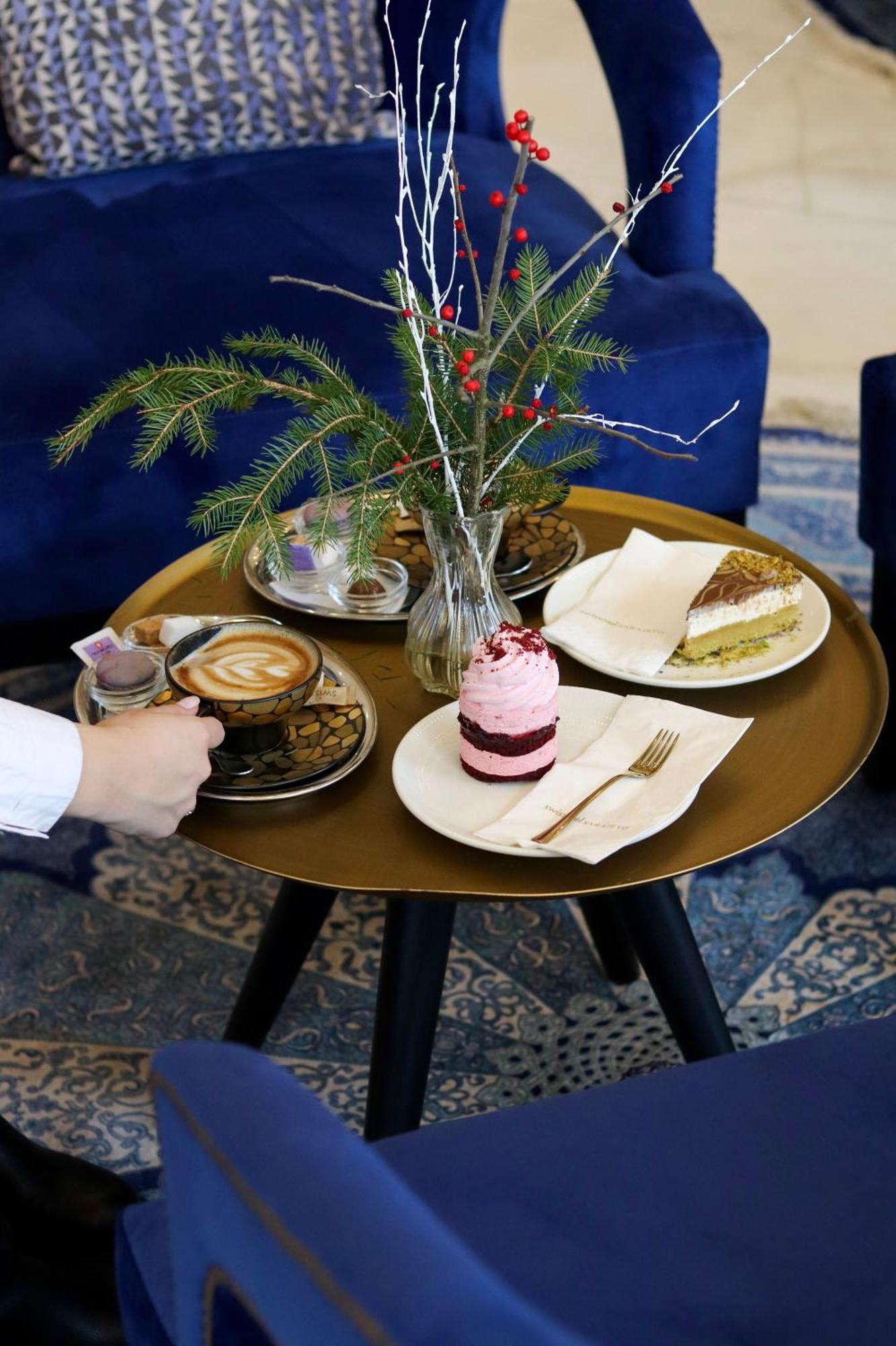 Swissotel Сараево Екстериор снимка A selection of cakes and coffee