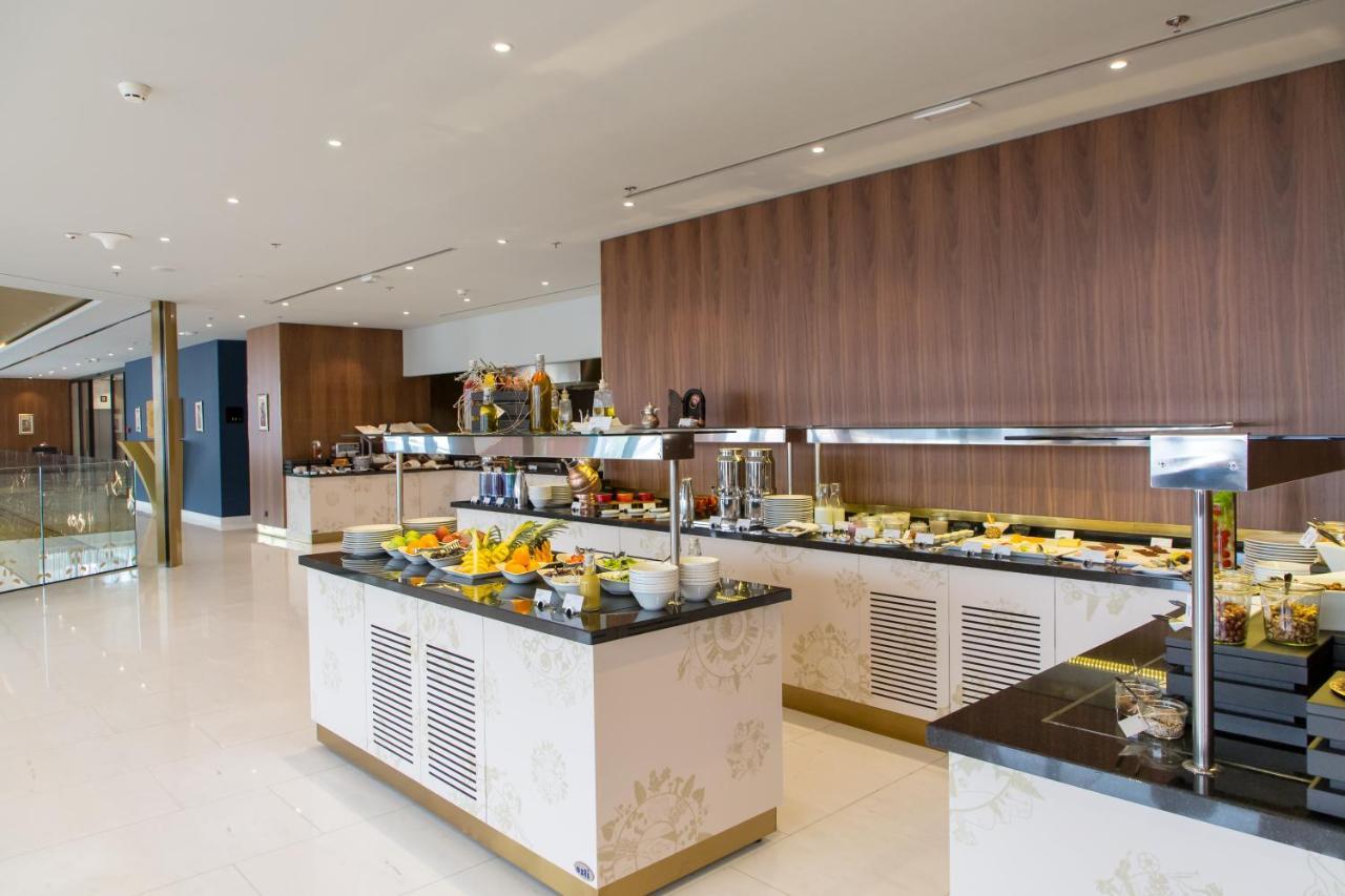 Swissotel Сараево Екстериор снимка The buffet at the lounge