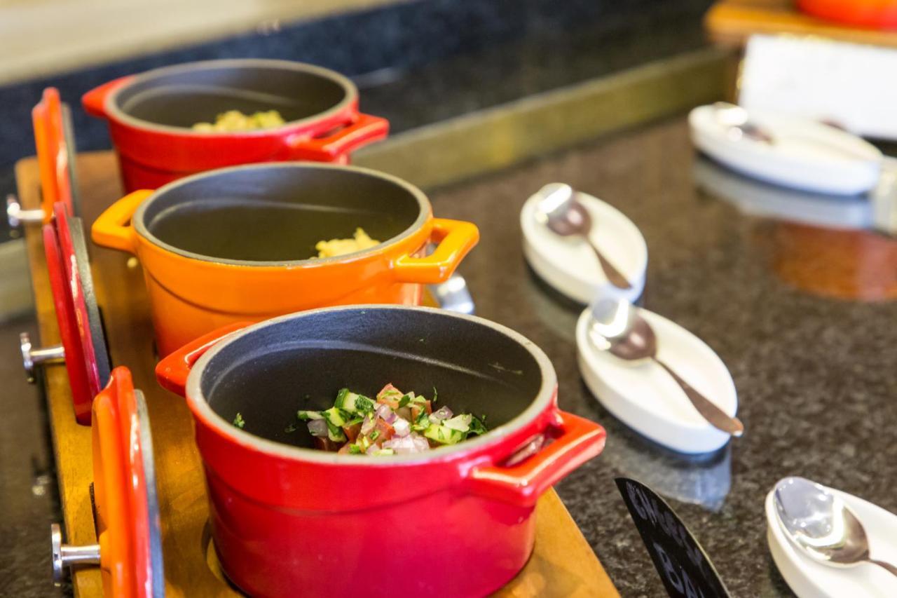 Swissotel Сараево Екстериор снимка A Le Creuset cast iron casserole